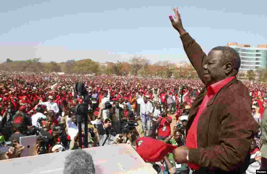 Leader of Zimbabwe's opposition party Movement For Democratic Change (MDC) Morgan Tsvangirai greets supporters at a rally in Harare, July 29, 2013. 