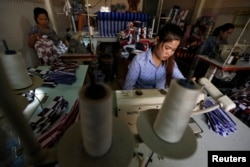 រូបឯកសារ៖ កម្មការិនីកំពុង​ធ្វើការ​នៅ​ក្នុង​រោងចក្រ​កាត់ដេរ​មួយនៅ​រាជធានី​ភ្នំពេញ កាលពីថ្ងៃទី២៨ ខែមីនា ឆ្នាំ២០១៦។