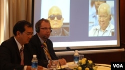 លោកឌឹម សុវណ្ណារុំ និង​លោកLars Olsen មន្ត្រី​នៃ​សាលារក្តី​ខ្មែរក្រហម​ធ្វើសន្និសីទ​​កាសែត​អំពីការ​កាត់ទោស​នួន​ ជា​និង​ខៀវ សំផន​