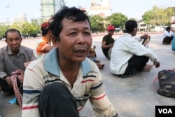 ប្រជាពលរដ្ឋ​មួយរូប​ គឺលោក ហង្ស ពៅ អាយុ​៥៥​ឆ្នាំ ​រង​ជម្លោះ​លើ​បញ្ហាដីធ្លី​នៅ​ខេត្តក្រចេះ ចូលរួមដាក់​ញត្តិ​ស្នើររដ្ឋាភិបាល​ឲ្យដោះស្រាយបញ្ហា​ដីធ្លីរបស់គាត់ នៅរាជធានី​ភ្នំពេញ នៅថ្ងៃ​ទី​ ២៣ ខែ​មេសា ឆ្នាំ២០១៨។