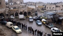 АРХИВА - Поранешните припадници на сириските безбедносни сили на Башар ал-Асад чекаат на ред за да се пријават за процесот на идентификација и помирување, по соборувањето на Ал-Асад, во Алепо, Сирија, 23 декември 2024 година.