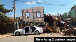 တအောင်းအမျိုးသား လွတ်မြောက်ရေးတပ်မတော် TNLA ထိန်းချုပ်ထားတဲ့ ရှမ်းပြည်နယ်မြောက်ပိုင်းက နောင်ချိုမြို့ထဲ စစ်ကောင်စီ လေကြောင်းဗုံးကြဲတိုက်ခိုက်ပြီးနောက် ပျက်စီးသွားတဲ့ အဆောက်အဦတခု (ဇန်နဝါရီ ၂၂၊ ၂၀၂၅)