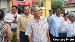 លោកសាំង ប៊ុនម៉ៅ អតីតចៅសង្កាត់ស្វាយប៉ោ ក្រុងបាត់ដំបង ចាកចេញពីសាលាដំបូងខេត្តបាត់ដំបង កាលពីថ្ងៃទី៨ ខែឧសភា ឆ្នាំ២០១៩។ (ផ្តល់ដោយអង្គការលីកាដូប្រចាំខេត្តបាត់ដំបង)