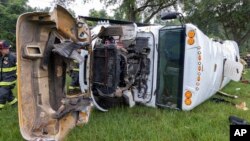 Esta fotografía proporcionada por el Departamento de Bomberos del condado de Marion muestra al autobús que transportaba a 53 trabajadores agrícolas que volcó el martes 14 de mayo de 2024 cerca de Ocala, Florida, al norte de Orlando.