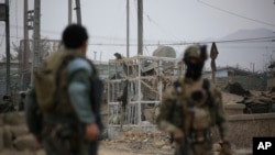 Des dégâts causés par une explosion sont constatés à Kaboul, en Afghanistan, le vendredi 13 novembre 2020. Une voiture piégée a explosé à la porte d'entrée ouest de Kaboul, tuant et blessant plusieurs soldats de sécurité afghans.