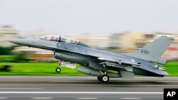 一架参加台湾年度汉光演习的美制F-16V战机在公路上降落(资料图片)