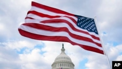 Bendera AS berkibar di Capitol di Washington, 6 Februari 2023. (Foto: AP)