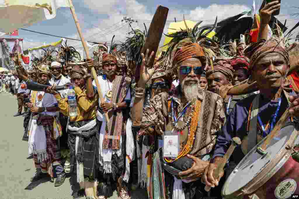 Catholic faithful wait on a street to welcome Pope Francis in Dili.&nbsp;Catholic devotees were clamoring to see Pope Francis before his arrival in East Timor's capital -- making pilgrimages from faraway towns and hours-long crossings of its shared border with Indonesia.