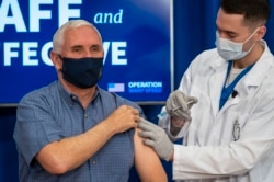 El vicepresidente de EE. UU. Mike Pence, recibe la vacuna anti COVID-19 para promover la eficacia y seguridad de la inoculación.Washington, 18 de diciembre de 2020.