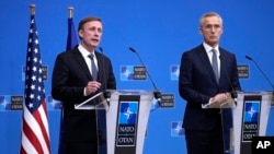 Generalni sekretar NATO-a Jens Stoltenberg (D) i američki savjetnik za nacionalnu bezbjednost Džejk Saliven na konferenciji za novinare u Briselu (Foto: AP/Virginia Mayo)