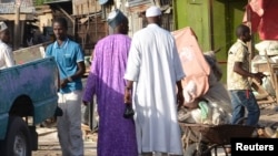 Wasu da suke gudu bayan an sace wani kuma an tada bam