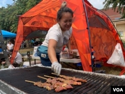 ទិដ្ឋភាព​ទូទៅ​នៃ​ពិធី​បុណ្យ​ភ្ជុំបិណ្ឌ​ក្នុង​វត្តពុទ្ធិការាម​ក្នុង​ទីក្រុង Silver Spring រដ្ឋ Maryland សហរដ្ឋ​អាមេរិក ក្នុង​ពិធី​បុណ្យ​ភ្ជុំបិណ្ឌនៅ​ថ្ងៃទី​២៨ ខែកញ្ញា ឆ្នាំ​២០១៩។ (សឿន វឌ្ឍនា/VOA)