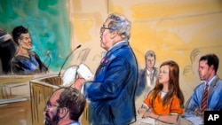 Una ilustración del juicio muestra a Maria Burtina, en un traje naranja, esuchando a su abogado, Robert Driscoll, mientras habla ante la jueza Deborah Robinson, durante una audiencia en una corte federal en Washington D.C. 