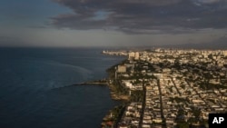 ARCHIVO - Casas en la Zona Colonial y oficinas abrazan la costa de Santo Domingo, República Dominicana, miércoles 28 de julio de 2021.