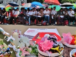 Jemaat Gereja Kristen Indonesia Yasmin di Bogor dan HKBP Filadelfia di Bekasi menggelar ibadah Paskah di seberang Istana Merdeka, Jakarta Pusat (foto: dok. VOA/Fathiyah).
