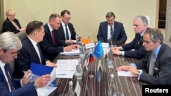 Керівник агенції з ядерної енергетики ООН Рафаель Маріано Ґроссі на території Росії - у Калініграді, 5 вітня 2023 р. Twitter/ Rafael Mariano Grossi via REUTERS