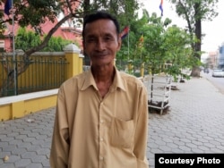 លោកតន់ សាម៉ន អតីតចៅសង្កាត់វត្តគរ ក្រុងបាត់ដំបង បានមកដល់សាលាដំបូងខេត្តបាត់ដំបង កាលពីថ្ងៃទី៨ ខែឧសភា ឆ្នាំ២០១៩។ (ផ្តល់ដោយអង្គការលីកាដូប្រចាំខេត្តបាត់ដំបង)