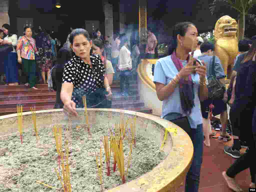 ​ពលរដ្ឋខ្មែរ​គោរពបូជា​ ព្រះអង្គចេក​ ​ព្រះអង្គចម​​ក្នុង​ខេត្ត​សៀមរាប​ ​នៅថ្ងៃ​ទី១​នៃ​ ​ពិធី​បុណ្យ​ចូល​ឆ្នាំ​ប្រពៃ​ណីជាតិ​ខ្មែរ​ ​ទាំង​បី​ថ្ងៃគឺ​ ​ក្នុង​​ថ្ងៃ​ទី១៤​ខែ​មេសា​ឆ្នាំ​២០១៨។ (ប៉ូច រាសី/VOA)