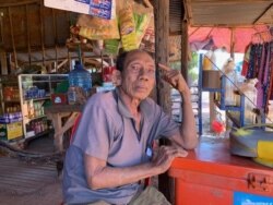 លោក​ ឃឹះ ប៉ូថៃ​ អាយុ៧១​ឆ្នាំ ​អ្នក​ស្រុក​រស់នៅ​ក្នុង​ភូមិ​ប្រជា​នេសាទ​ នៅខេត្តសៀមរាប កាលពីខែធ្នូ ឆ្នាំ២០១៩។ (សុខ ខេមរា/VOA)