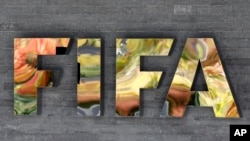 Le logo de la FIFA sur le mur du QG de l'organisation a Zurich, en suisse. 25 septembre 2015.