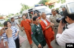 លោក នី សុខា (ឆ្វេង) លោកណៃ វង់ដា (កណ្ដាល) និង​លោក យី សុខសាន្ត (ស្ដាំ) មន្រ្តី​ការពារ​សិទ្ធិ​មនុស្ស​សមាគម​អាដហុក​ ដែល​កំពុង​ជាប់ឃុំ​ពាក់ព័ន្ធនឹង​ករណី​រឿង​អាស្រូវ​ផ្លូវ​ភេទ​អនុ​ប្រធាន​គណបក្ស​សង្រ្គោះ​ជាតិ​លោក កឹម សុខា ត្រូវ​សមត្ថកិច្ច​នាំ​ខ្លួន​ទៅ​តុលាការ​កំពូល​នៅ​រាជធានី​ភ្នំពេញ នៅ​ថ្ងៃ​ពុធ ទី២៣ ខែវិច្ឆិកា ឆ្នាំ២០១៦។ (ឡេង ឡែន/VOA)