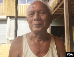 លោក មាស មុត អតីត​មេ​បញ្ជាការ​យោធា​ជើងទឹក​សម័យ​ខ្មែរក្រហម នៅ​គេហដ្ឋាន​របស់​លោក​នៅ​ស្រុក​សំឡូត ខេត្ត​បាត់ដំបង កាល​ពី​ថ្ងៃទី១២ ខែ​សីហា ឆ្នាំ២០១៥។ (សុខ ខេមរា/VOA Khmer)