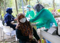 Vaksinasi massal di Jakarta, 8 Juli 2021. (REUTERS/Ajeng Dinar).