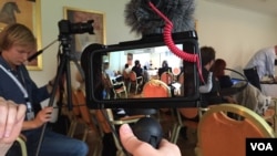 Journalists from Singapore are learning to use mobile devices to make videos at the Global Investigative Journalism conference. (Photo by: Phorn Bopha/VOA)