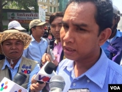 លោក​ អំ សំអាត​ ប្រធានការងារបច្ចេកទេសស៊ើប​អង្កេត​អង្គការ​សិទ្ធិមនុស្ស​លីកាដូ​ ថ្លែងប្រាប់​អ្នកសារព័ត៌មាននៅមុខសាលាដំបូង​រាជធានី​ភ្នំពេញ​ កាលពី​ព្រឹកថ្ងៃ​ច័ន្ទ​ ទី៨​ ខែកុម្ភៈ​ ឆ្នាំ​ ២០១៦។