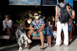 Turis asing menunggu keberangkatan di pelabuhan akibat pandemi COVID-19 di Bali, 15 Maret 2020. (Foto: dok).