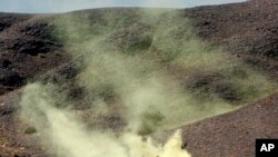 Varios helicópteros Apache y aviones no tripulados sobrevolaron la zona y bombardearon.