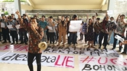 Aksi mahasiswa UGM, menjadikan penanganan kekerasan seksual di lingkungan kampus sebagai isu utama. (Foto:VOA/ Nurhadi)