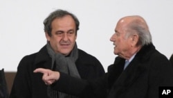 L'ancien président de la FIFA Sepp Blatter, à droite, et l'ancien président de l'UEFA Michel Platini à Marrakech, au Maroc, le 8 octobre 2015.