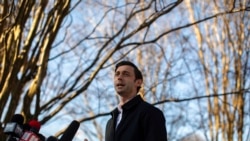 ARHIVA - Džon Osof obraća se novinarima na dan drugog kruga izbora za Senat u Džordžiji, 5. januara 2021.