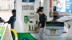 Customers pump gasoline into their cars at a gas station in the Bronx, where gas prices have been raised to over $ 3.00 per gallon, June 1, 2018 in New York. - Rising gasoline prices in New York is having an effect on Uber and Lyft drivers revenues. This
