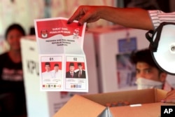 Para petugas pemilu melakukan perhitungan suara Pilpres di salah satu TPS di Jakarta, Rabu sore (17/4).