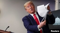 Predsednik Tramp tokom brifinga za novinare u Beloj kući, u ponedeljak 20. aprila 2020. (Foto: Reuters/Jonathan Ernst)