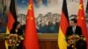 Menteri Luar Negeri Jerman Annalena Baerbock dan Menteri Luar Negeri China Qin Gang menghadiri konferensi pers bersama di Diaoyutai State Guesthouse di Beijing, China, 14 April 2023. (Suo Takekuma/Pool via REUTERS)