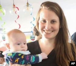 Ova nedatirana fotografija koju je dao Forum porodice talaca prikazuje Širi Bibas, koja je kidnapovana i dovedena u Gazu 7. oktobra 2023.