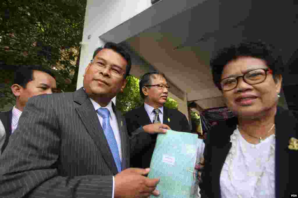 លោក ញយ ចំរើន​ តំណាង​រាស្រ្ត​គណបក្ស​សង្រ្គោះជាតិមណ្ឌល​កំពង់ចាម​ទទួល​ញត្តិ​ប្រជាពលរដ្ឋ​​អ្នក​គាំទ្រ​គណបក្ស​សង្រ្គោះ​ជាតិ​នៅទីស្នាក់ការ​កណ្ដាល​បក្ស​នៅ​ទី​ក្រុង​ភ្នំពេញនៅ​ថ្ងៃ​ច័ន្ទ​ទី​៣០​ឧសភា​នេះ ​ដើម្បី​ហែញត្តិ​ទៅ​រដ្ឋសភា​ជាតិ​និង​ថ្វាយជូន​ព្រះ​មហាក្សត្រ​ បន្ទាប់ពី​មាន​ដីកា​លោក​កឹម សុខា​ប្រធាន​ស្ដីទី​គណបក្ស​សង្រ្គោះជាតិ​ ក្នុង​ករណី​រឿង​អាស្រូវ​ផ្លូវភេទ​កន្លង​មក​​។ (ឡេង ឡែន/VOA)