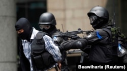 Prajurit TNI menahan seseorang yang bertindak sebagai teroris dalam latihan antiteror di Gedung Bursa Efek Indonesia di Jakarta, 13 Maret 2010. (Foto: REUTERS/Beawiharta)