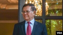 លោក កឹម សុខា នៅ​គេហដ្ឋាន​របស់​លោក ក្នុង​រាជធានី​ភ្នំពេញ​ នៅ​​ព្រឹក​ថ្ងៃទី​១១​ ខែវិច្ឆិកា ឆ្នាំ២០១៩។ (ខាន់ សុគុំមនោ​/​VOA)