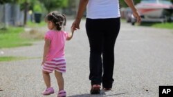 Ilegalna imigrantkinja u Teksasu sa svojom ćerkom, arhivska fotografija (AP Photo/Eric Gay)