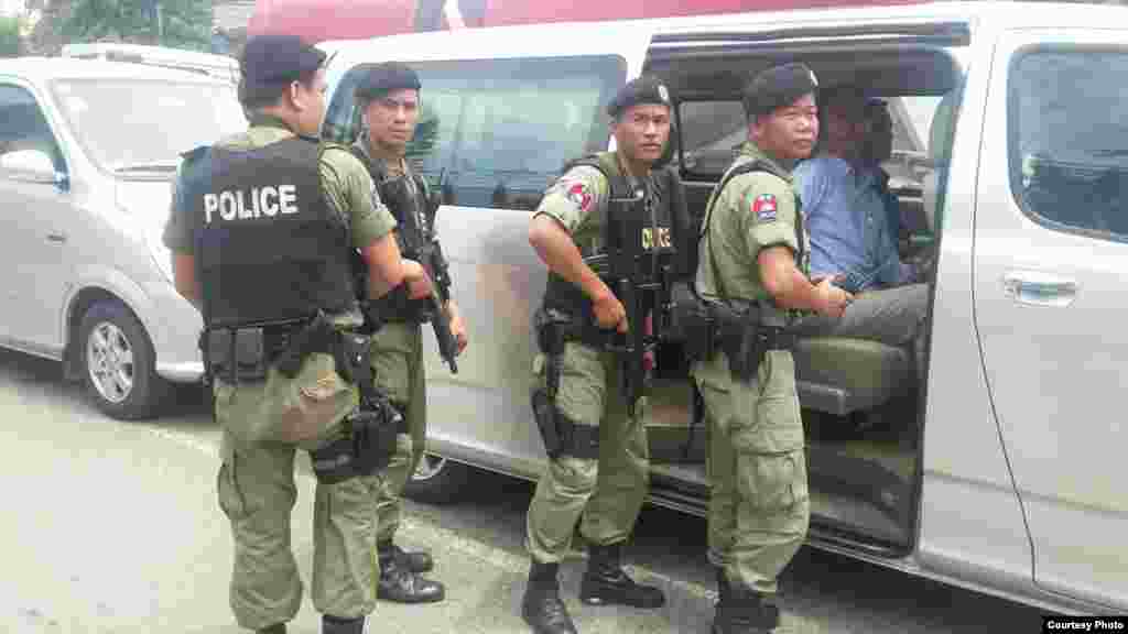 ក្រុម​កង​អន្តរាគមន៍​ពិសេស​របស់​អគ្គស្នងការ​ដ្ឋាន​នគរបាល​ជាតិ​ ប៉ុនប៉ង​ចូល​ឆែក​ឆេរ​ទីស្នាក់​កណ្តាល់​គណបក្ស​សង្គ្រោះ​ជាតិ​​ ស្ថិត​ក្នុង​សង្កាត់​ចាក់​អង្រែលើ​ ខ័ណ្ឌ​មានជ័យ​ កាលពី​ថ្ងៃ​ ២៦​ ខែឧសភា​ ឆ្នាំ​២០១៦ នៅ​ថ្ងៃទី​ ២៦​ ខែ​ ឧសភា​ ឆ្នាំ​ ​២០១៦ រាជធានី​ភ្នំពេញ​ តែ​ដកថយ​មក​វិញ។ (រូបថត​ផ្តល់​ដោយ​អង្គការ​សិទ្ធិមនុស្ស​លីកាដូ)