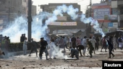 د داخله چارو وزیر وویل په هېواد کې د ګل - دوشنبې ورځې څخه شروع شوي پرتشدد احتجاجونو کې دوه  پولیس مړه او 340 نور ژوبل شوي دي. ای پي خبري ادارې د دوو احتجاج کوونکو د وژل کېدو رپورټ هم ورکړی و