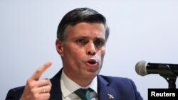 El opositor venezolano Leopoldo López gesticula mientras habla durante una conferencia de prensa en Bogotá, el 10 de diciembre de 2020.