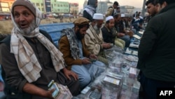 شماری از صرافان سرای شهزاده در کابل 