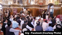 صدر غني د خرقې په زیارت کې ـ کندهار