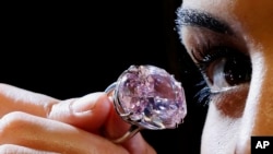 Un diamant rose gros comme une prune, le «Pink Star», avait battu le record mondial pour une pierre vendue aux enchères par Sotheby's, atteignant 71,2 millions de dollars à Hong Kong, le 4 avril 2017.