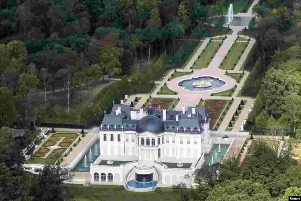 Hoton gida mafi tsada a duniya, wanda ake kira Chateau Louis XIV, wanda ke Louveciennes, a kusa da birnin Paris. An gano cewa Yarima Mohammed bin Salman na Sa'udiyya, shine ya sayi gidan. REUTERS/Charles Platiau